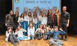 Montecosaro, successo di pubblico per la replica di "Pane e Nutella": protagonisti i ragazzi di Civitanova