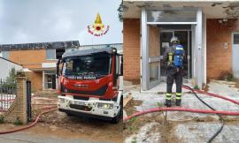 Macerata, incendio in una fabbrica dismessa: fiamme domate dai vigili del fuoco