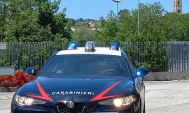 Tolentino, ubriaco entra in un teatro e infastidisce i presenti, poi insulta i carabinieri: denunciato