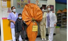 Macerata, un bimbo dona uovo di Pasqua gigante ai piccoli pazienti di pediatria