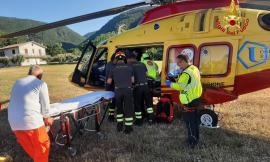 Cingoli, finisce con la moto contro un muretto: 25enne soccorso in eliambulanza