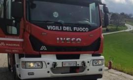 Tolentino, auto esce di strada lungo la provinciale 127: recuperata dai vigili del fuoco