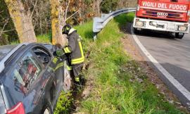 Perde il controllo dell'auto e finisce nel fosso: conducente trasportato all'ospedale