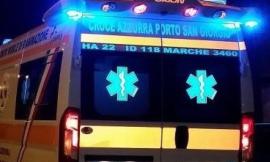 Barista accoltellato per aver negato alcolici a un cliente: trasportato a Torrette