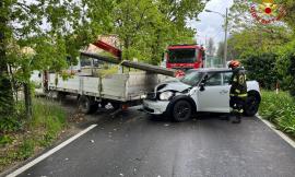 Scontro tra auto e camion: ragazza liberata dalla lamiere e trasferita a Torrette
