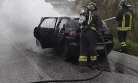 L'auto prende fuoco dopo l'incidente: tre donne ferite