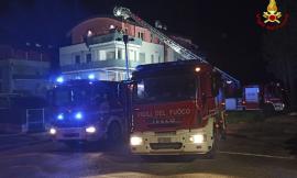 In fiamme il tetto di un condominio: intervengono i vigili del fuoco con due autobotti