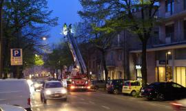 Cadono pezzi del balcone sui passanti, strada chiusa al transito