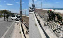 Torrette, auto si schianta contro le recinzioni in cemento della ferrovia: traffico bloccato