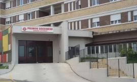 Insulta i sanitari e con la mano insanguinata strattona un'infermiera: caos al Pronto Soccorso