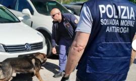 Nasconde la droga nei fanali di un'auto abbandonata e gira con la pistola: arrestato