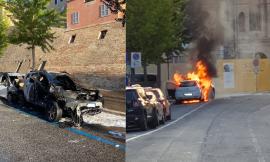 Macerata, due auto in fiamme dopo un tamponamento: una donna al Pronto Soccorso