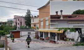 Macerata, crolla una porzione di tetto: edificio transennato, vigili del fuoco al lavoro (FOTO e VIDEO)