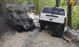 Sarnano, due auto in fiamme dopo un incidente: incendio sedato