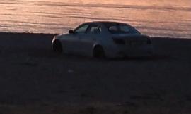 Civitanova, vogliono vedere l'alba in riva al mare ma l'auto si impantana