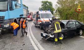 Macerata, frontale tra auto e camion all'ingresso della superstrada: un ferito all'ospedale