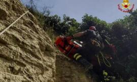 Scivola in un dirupo mentre raccoglie asparagi: un uomo a Torrette in eliambulanza