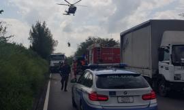 Macerata, scontro tra auto e camion lungo la provinciale: donna soccorsa in eliambulanza