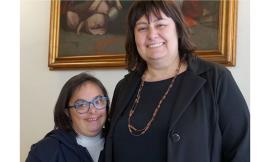 Eleonora Caliri dona un suo quadro all’Università di Macerata: "Dipingo per esprimere le mie emozioni"