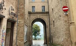 Treia, torna a splendere la porta principale della città