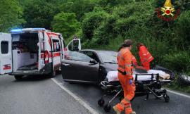Pioraco, scontro tra due auto: cinque feriti, interviene l'eliambulanza