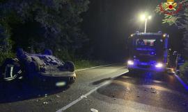 Macerata, finisce fuori strada e si ribalta con l'auto: grave 22enne
