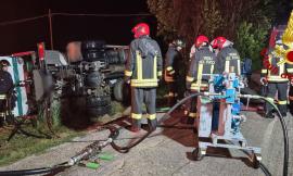 Montecassiano, autocisterna carica di Gpl si ribalta: strada chiusa al traffico (FOTO e VIDEO)