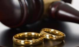 Si sposa due volte senza divorziare: uomo a processo per bigamia