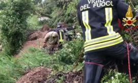 Maltempo Marche, frana collinetta dietro un palazzo: cinque famiglie evacuate