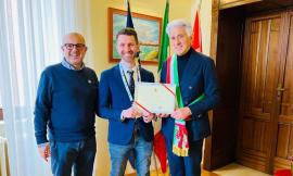 Urologo maceratese premiato a Chicago, Parcaroli consegna encomio al dottor Matteo Tallè