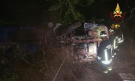 Camion precipita in una scarpata: volo di 10 metri, l'allarme dopo ore
