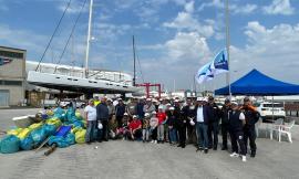 Civitanova - Plastica, pneumatici e perfino una bici: la pulizia del porto "svela" i rifiuti