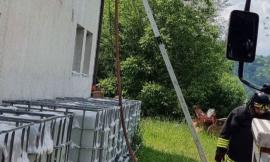 Camporotondo, in fiamme tetto con pannelli fotovoltaici: vigili del fuoco in azione