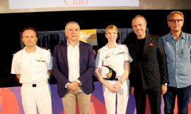Civitanova, a lezione di tintarella: un centinaio di studenti all'evento "Amico sole"