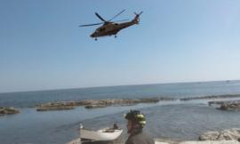 Pesta cavo elettrico in spiaggia e rimane folgorata: ferito anche un soccorritore