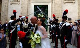 Macerata, picchetto d'onore per Andrea e Maria Laura: matrimonio in uniforme
