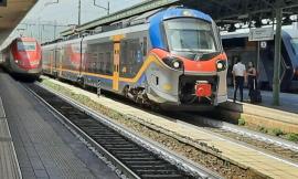 Corre sui binari: treni bloccati per salvare un 43enne