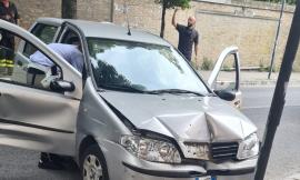 Macerata, auto contro un palo in Viale Indipendenza: donna 46enne al pronto soccorso