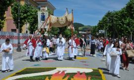 Caldarola, l'infiorata del Corpus Domini dà il via all'estate: i fiori invadono le vie della città
