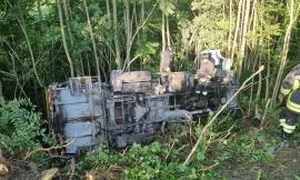 Camporotondo, camion del Cosmari finisce in una scarpata: conducente all'ospedale