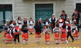 I bimbi delle elementari a lezione di saltarello: un successo il corso tenuti da "Li Matti de Montecò"