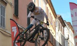 Lo spettacolo del downhill in centro storico: un successo la "Cingoli Urban Race", ecco i vincitori