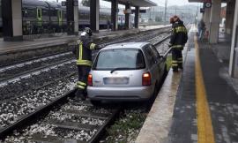Auto sfonda l'ingresso della stazione e finisce la sua corsa sui binari: due donne al Pronto Soccorso