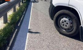 Civitanova, furgone si ribalta lungo l'A14 e perde carburante: il traffico va in tilt
