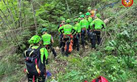 Esce a cercare funghi e scivola in un dirupo: donna rintracciata dal Soccorso Alpino