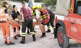 Accusa un malore mentre percorre un sentiero: fuoristrada e gommone per salvare una donna