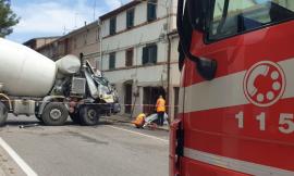 Autobetoniera sfiora un asilo e poi si schianta contro una casa: grave il conducente
