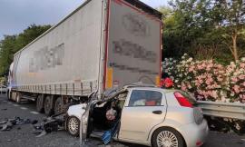 Tragico incidente lungo l'A14, auto contro camion: morte due donne, un uomo in gravi condizioni
