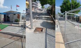 Civitanova, transenne e marciapiedi sconnessi sul lungomare nord. I bagnanti: "Insostenibile"