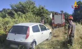 Recanati, i vigili del fuoco recuperano un'auto bloccata in un campo agricolo
